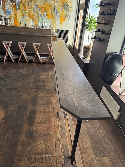 Barbord i massiv ek med metallstativ mörkbrun