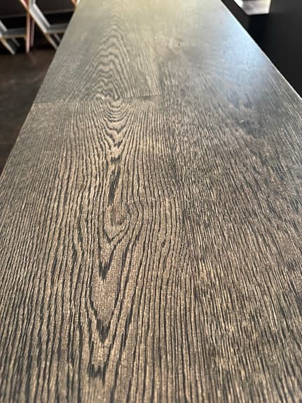 Barbord i massiv ek med metallstativ mörkbrun
