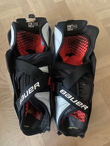 Hockeybenskydd från Bauer