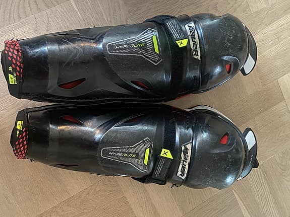 Hockeybenskydd från Bauer