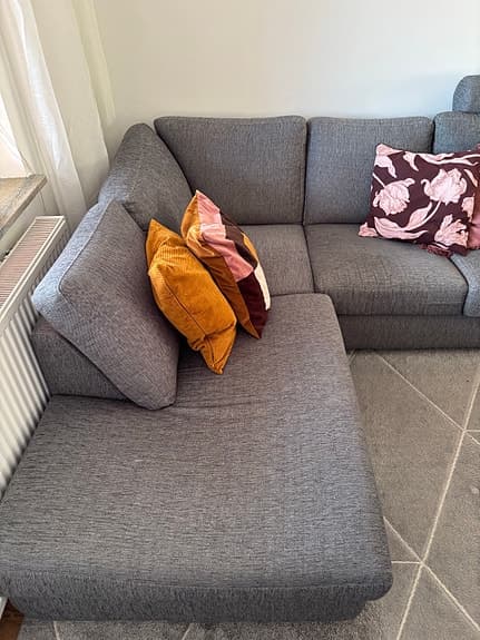 🛋️ Snygg och bekväm hörnsoffa till salu – i mycket fint skick!
