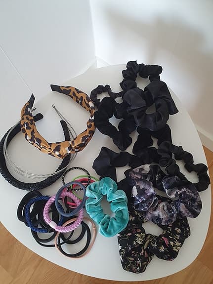 Ett paket med hårsnoddar och diadem i olika färger, storlekar och material