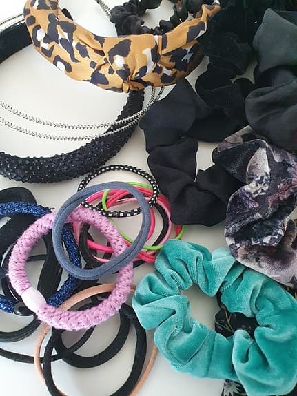 Ett paket med hårsnoddar och diadem i olika färger, storlekar och material