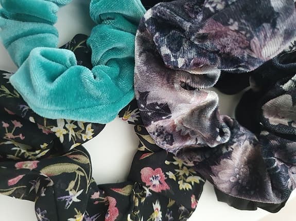 Ett paket med hårsnoddar och diadem i olika färger, storlekar och material