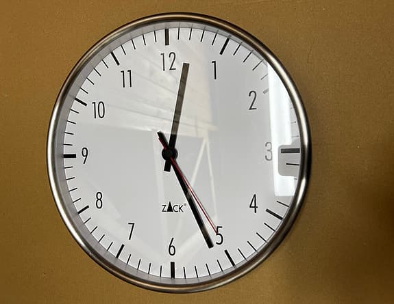 Zack väggklocka vit metall