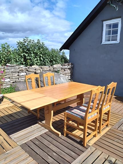 Matgrupp i furu - bord med iläggsskiva och 4 stolar