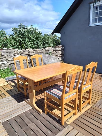 Matgrupp i furu - bord med iläggsskiva och 4 stolar