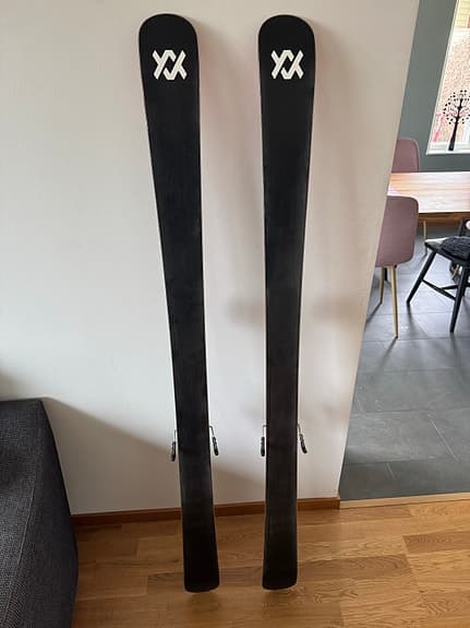Völkl Mantra Jr alpinskidor 158 cm röd
