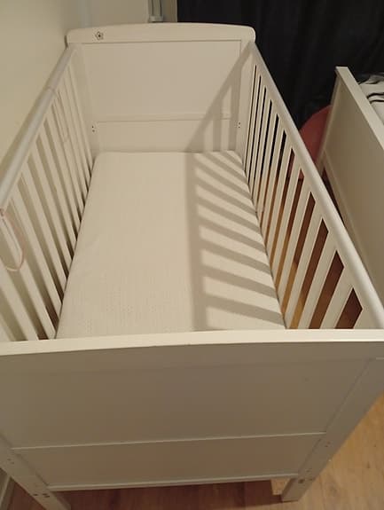 IKEA spjälsäng vit med ribbotten och madrass