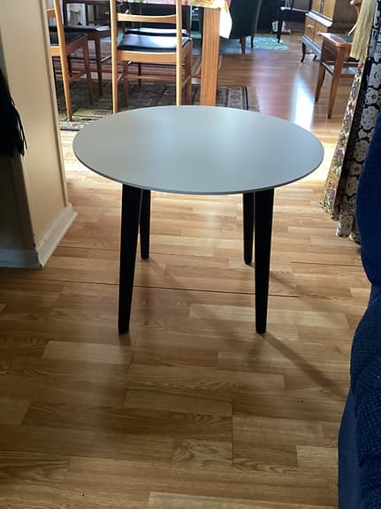 Mio runt bord vit skiva svarta ben