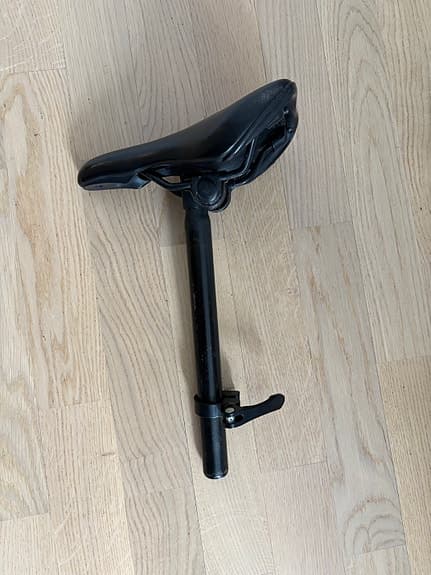 Cykelsadel för barncykel med sadelstolpe svart och snabbhöjdjustering