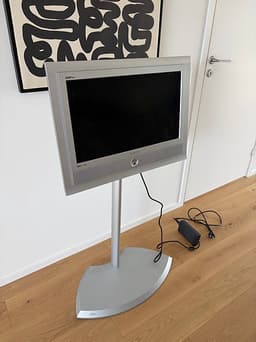 Samsung LCD-TV med golvstativ – retro/design