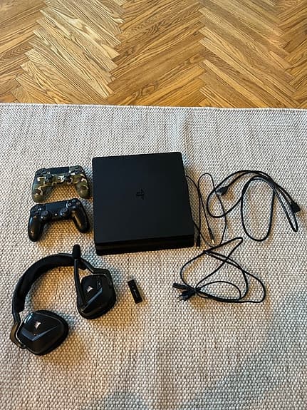 Playstation 4 slim edition två handkontroller och headset