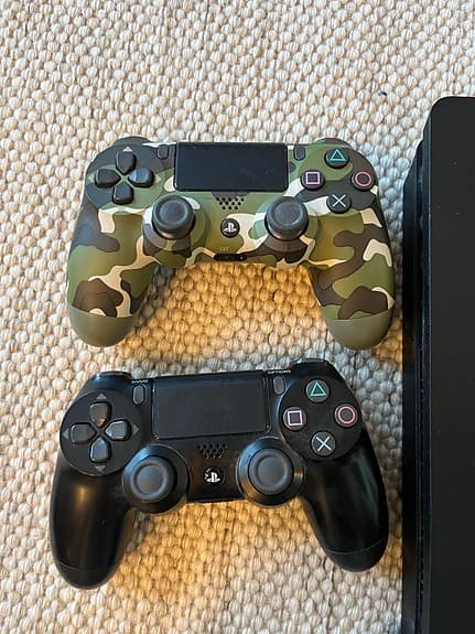 Playstation 4 slim edition två handkontroller och headset
