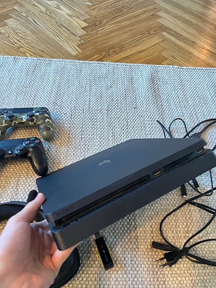 Playstation 4 slim edition två handkontroller och headset
