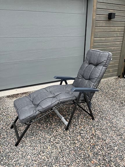 Patio solstol med grå dyna hopfällbar - helt ny
