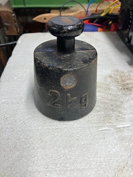 Gamla vikter 2 kg av gjutjärn