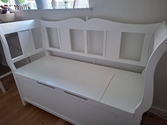 söt soffa m mycket plats för förvaring