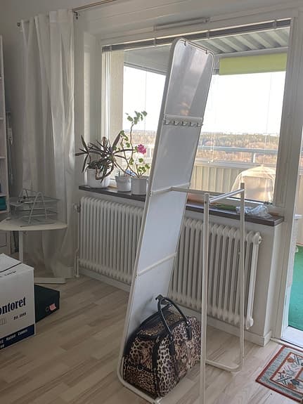 Praktisk spegel för att stå på golvet eller hänga på väggen