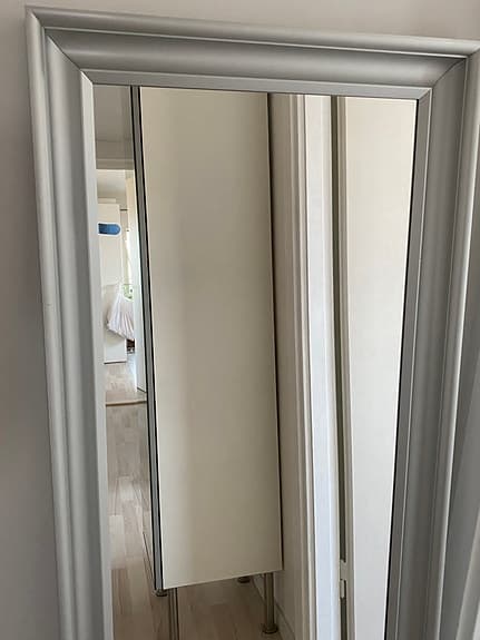 Praktisk spegel för att stå på golvet eller hänga på väggen