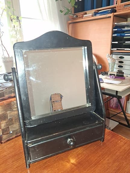 Sminkspegel med låda brun trä