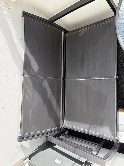 Trädgårdsbänk med ryggstöd svart metall och nätväv