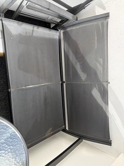 Trädgårdsbänk med ryggstöd svart metall och nätväv