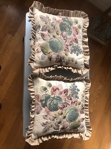 Prydnadskuddar med blommigt mönster och volangkant