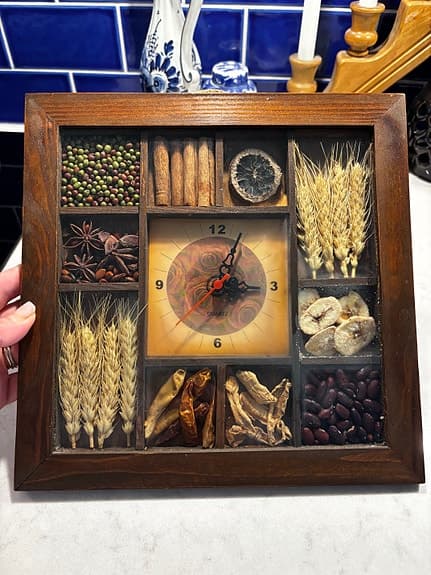 Väggklocka trä brun. Boru Collection. Holland.