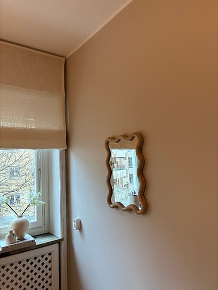Vågig spegel med träram