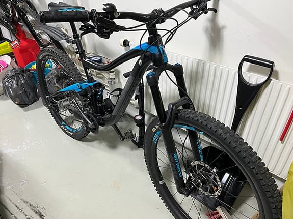 Giant heldämpad cykel 27,5" ramstorlek M