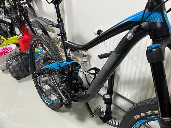 Giant heldämpad cykel 27,5" ramstorlek M