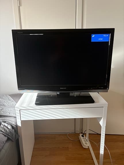 Sharp 32” TV med vridbart stativ – fungerar bra
