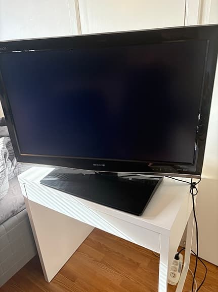 Sharp 32” TV med vridbart stativ – fungerar bra
