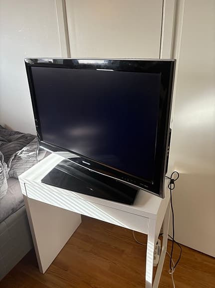 Sharp 32” TV med vridbart stativ – fungerar bra