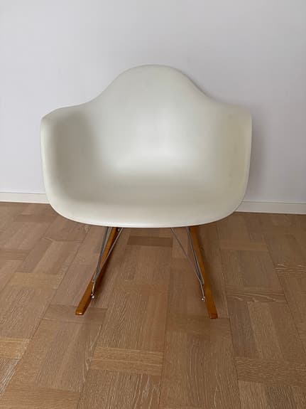 Vitra Eames Plastic Armchair gungstol vit plast träunderrede