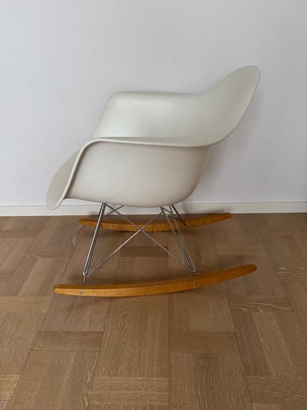 Vitra Eames Plastic Armchair gungstol vit plast träunderrede