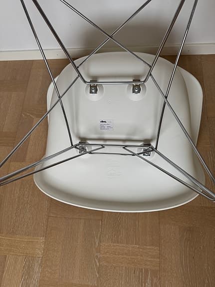 Vitra Eames Plastic Armchair gungstol vit plast träunderrede