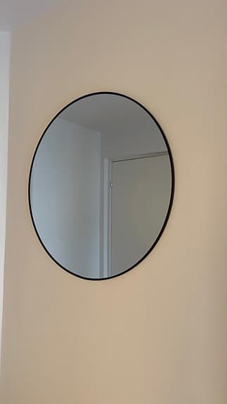 Rusta rund spegel svart ram