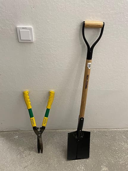 Beskärningsverktyg (klip) og planteringsspade