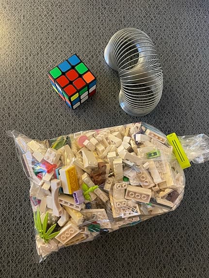Rubriks kub, slinky och blandat Lego