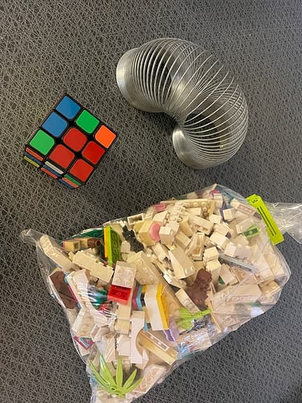 Rubriks kub, slinky och blandat Lego