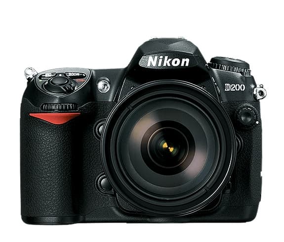 Nikon D200 (CCD sensor) + AF Nikkor 35-80mm zoom + batterigrepp och tillbehör mm