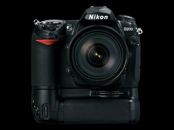 Nikon D200 (CCD sensor) + AF Nikkor 35-80mm zoom + batterigrepp och tillbehör mm