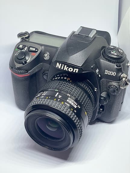 Nikon D200 (CCD sensor) + AF Nikkor 35-80mm zoom + batterigrepp och tillbehör mm