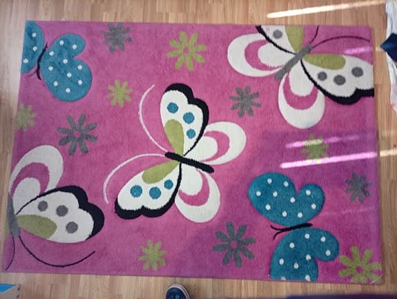 Jättefin cerise tjock Barnrumsmatta med fjärilar