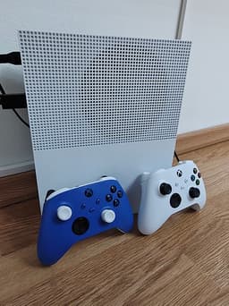 Microsoft Xbox One S spelkonsol vit med två handkontroller blå och vit