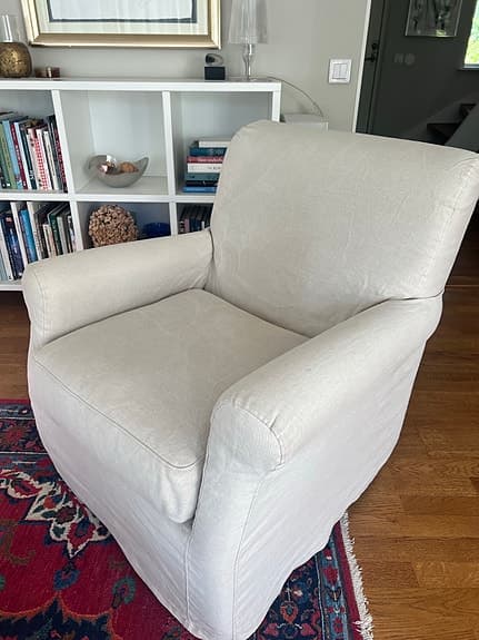 Beige fåtölj i linneliknande tyg
