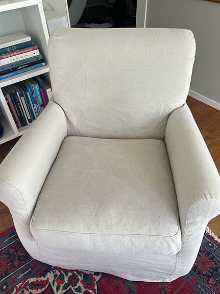 Beige fåtölj i linneliknande tyg