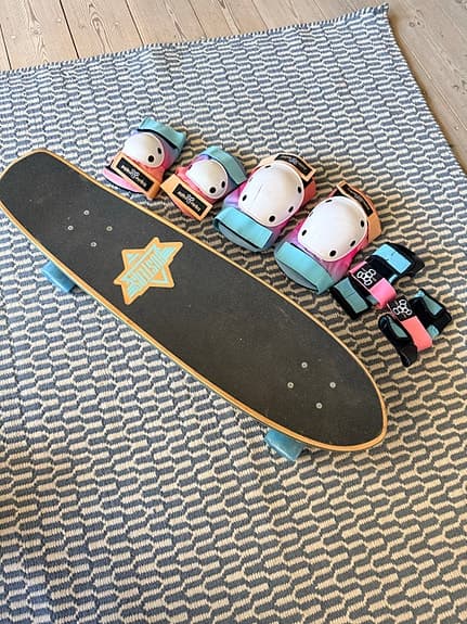 Dusters skateboard med skyddsutrustning